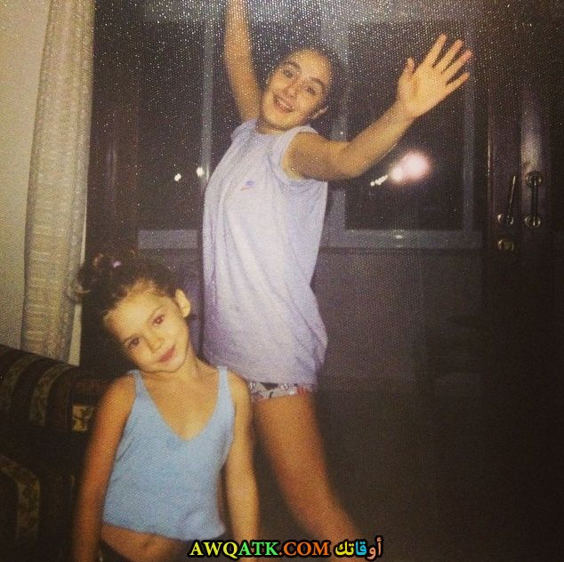 صورة للفنانة التركية ميليسا شينولسون و هي طفلة صورة قديمة نادرة