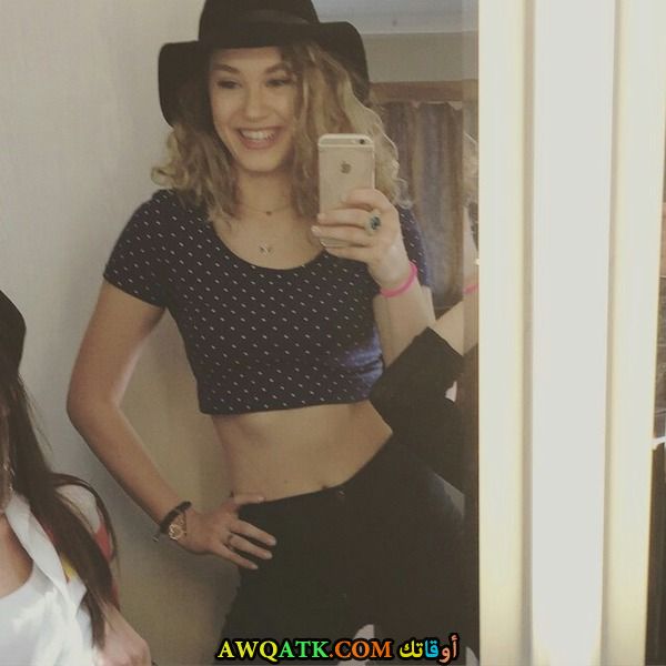 صورة للفنانة التركية ميليسا شينولسون في زي كاوبوي