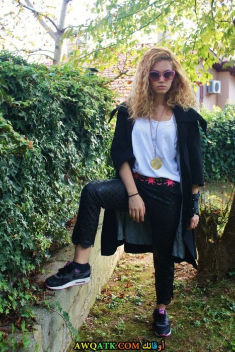 بوستر للفنانة التركية ميليسا شينولسون