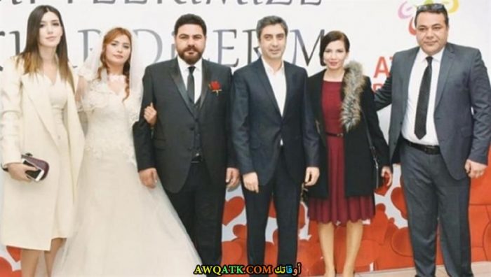 صورة الفنان التركي أرهان أوفاك وزوجته
