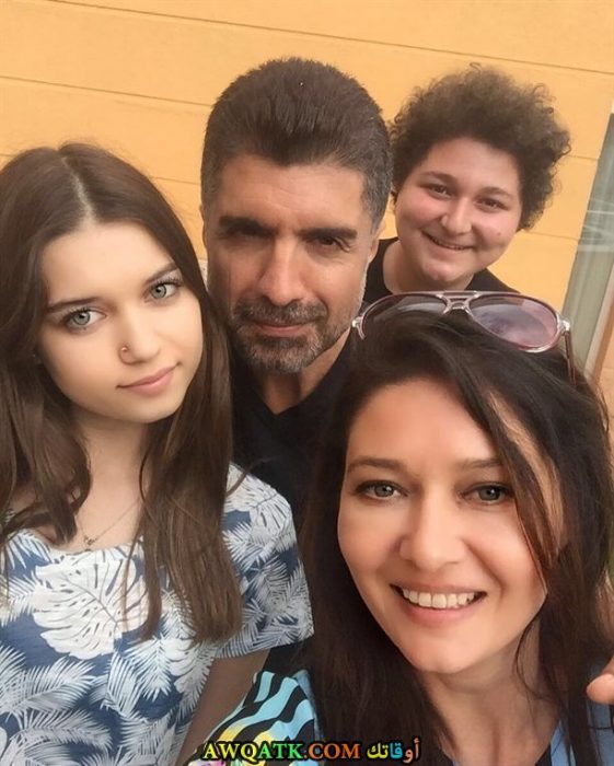 أوزجان دينيز في عطلة مع حبيبته