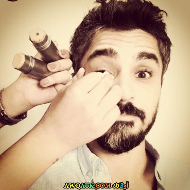 أحدث وأجمل صورة للفنان أوموت كورت أثناء تحضيره للتصوير