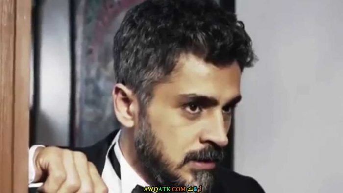 صورة للفنان أوموت كورت داخل عمل فني