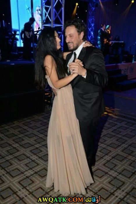 رقصة بين الفنانة توبا و أونور صايلاك