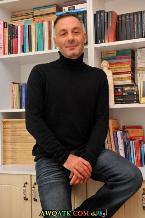 صورة جديدة للنجم التركي احمد ساراجوغلو في منزله