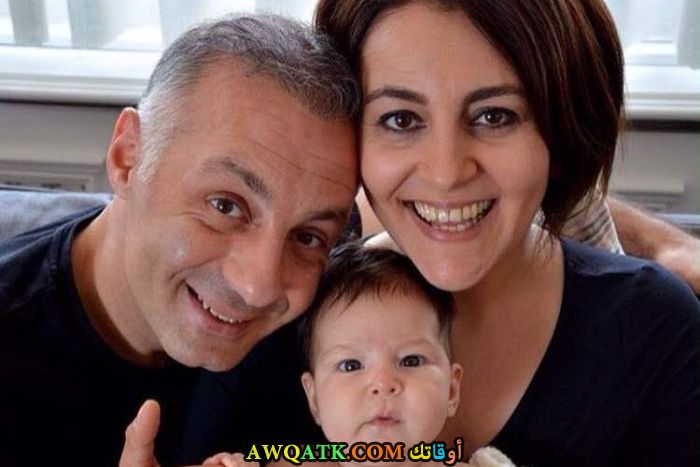 صورة عائلية للفنان التركي احمد ساراجوغلو مع زوجته وابنه