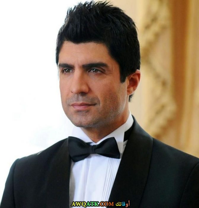 أوزجان دينيز بالبدلة السوداء