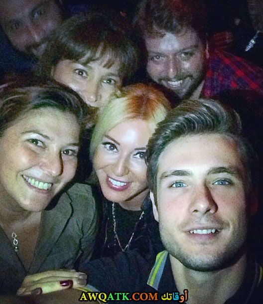 صورة للفنان باتوهان مع أصدقائه