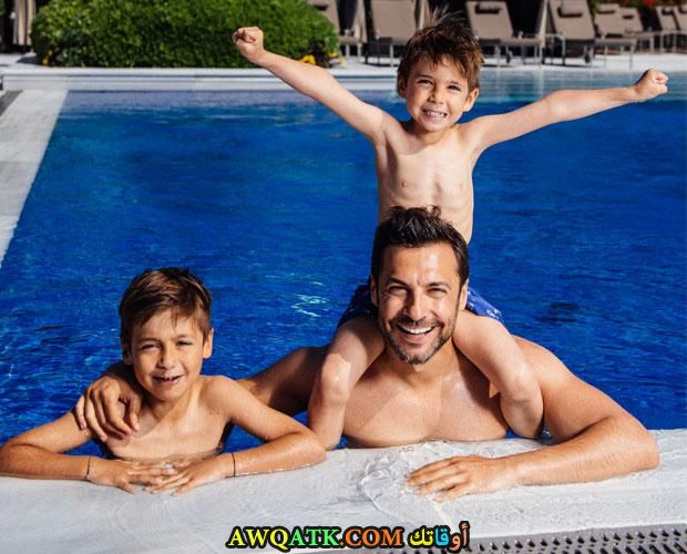 صورة عائلية للفنان باريش كيليتش مع أولاده