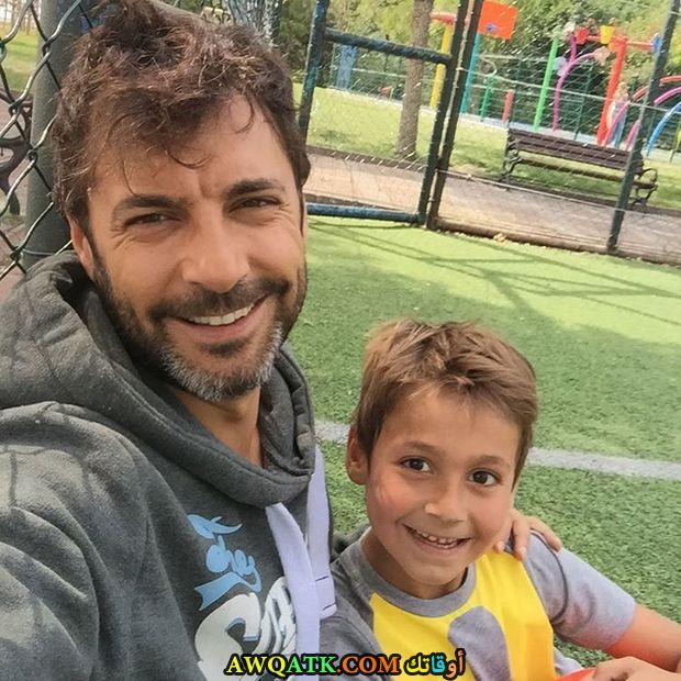 صورة الفنان التركي باريش كيليتش و أبنه 
