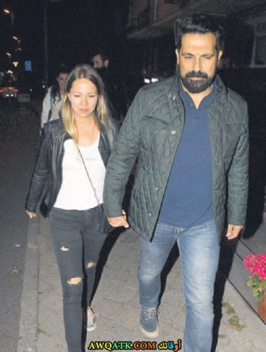 صورة عائلية للفنان التركي بولنت إينال مع زوجته