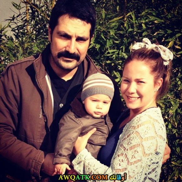 صورة عائلية للفنان التركي بولنت إينال مع زوجته وابنه