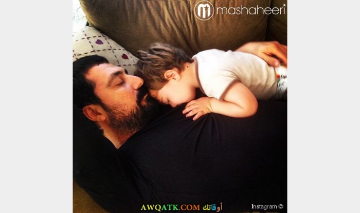 صورة الفنان التركي بولنت إينال وابنه 