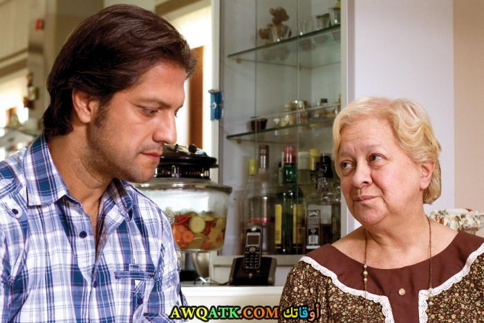 صورة الفنانة التركية جليلة تويون داخل عمل