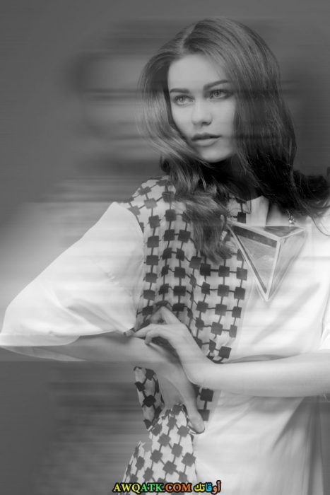 صورة للفنانة جيسيكا مي بالابيض والاسود