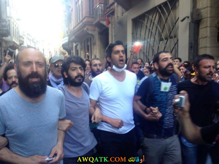 خالد ارغنش أثناء المظاهرات بتركيا