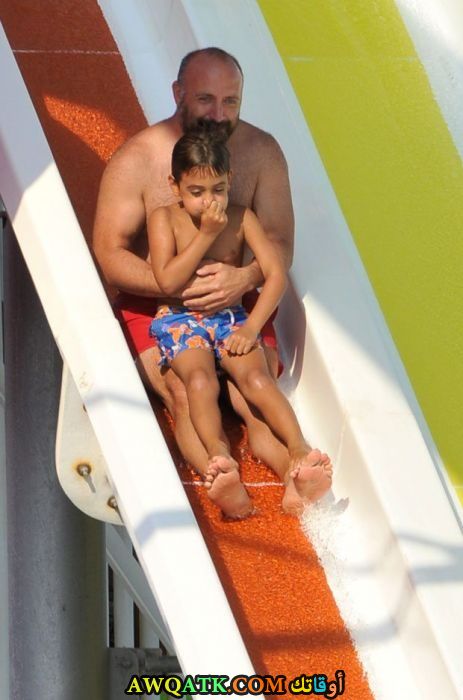 صورة عائلية للفنان خالد ارغنش مع ابنه علي