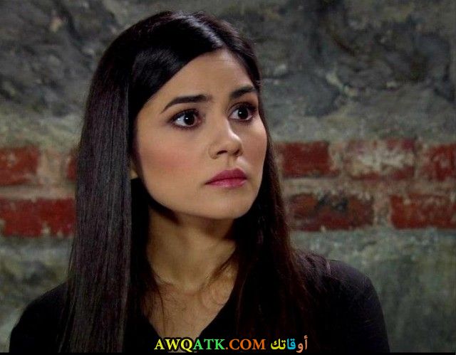 صورة الفنانة التركية زينب شامجي داخل عمل