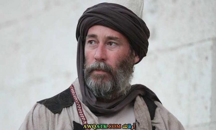 صورة الفنان التركي سنان البيرق داخل عمل