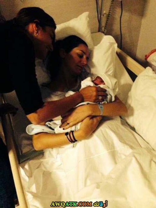 سيديف إيفيتشي في المستشفى بعد ولادة ابنها مباشرتا