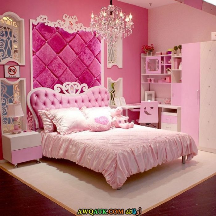 غرفة نوم فخمة باللون البينك