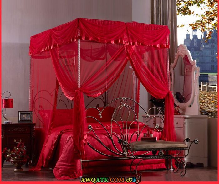 غرفة نوم رومانسية باللون الأحمر