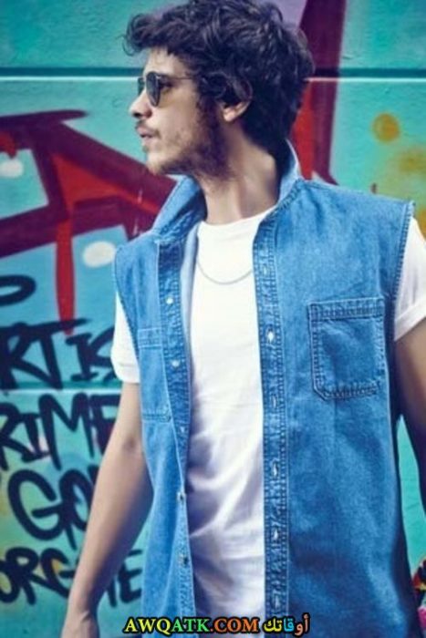 بوستر للفنان التركي الجميل كان سيباهي