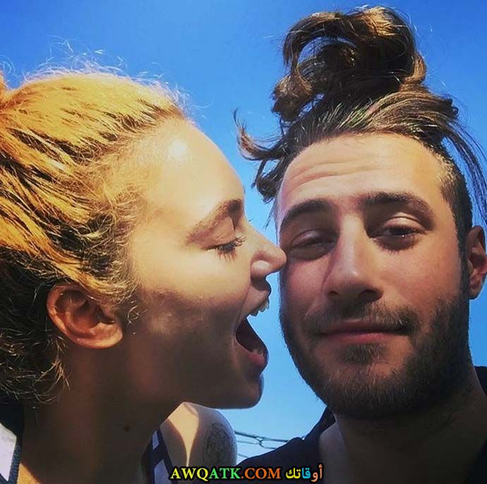 صورة عائلية للفنان التركي محمد أوزان مع حبيبته الممثلة ميليسا