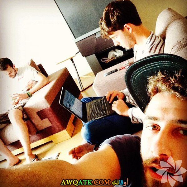 سيلفي محمد أوزان مع أصدقاءة بمنزله