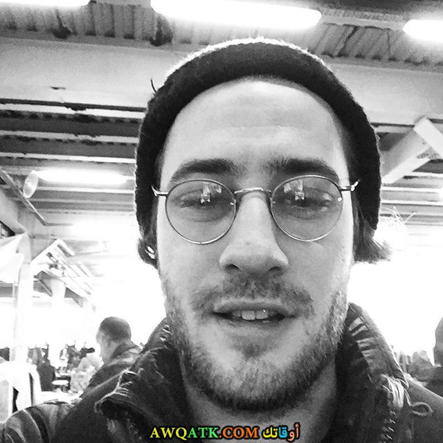 سيلفي أبيض وأسود للممثل محمد أوزان