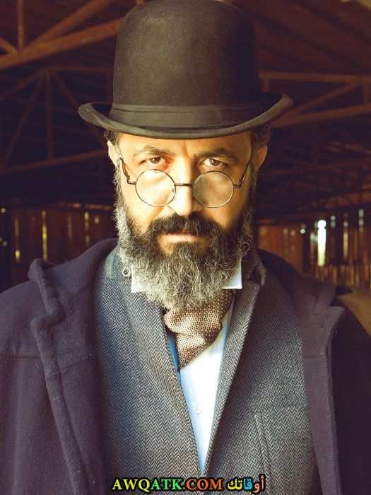 صورة الفنان التركي محمد أوزغور داخل عمل