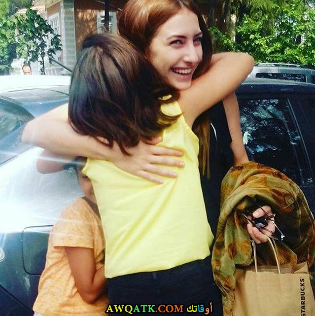 صورة للفنانة هازار موتان مع احدى معجبيها