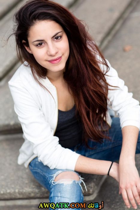 بوستر الفنانة التركية ألميلا باغرياجيك