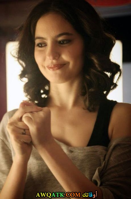 صورة الفنانة التركية إيزجي شينلير داخل عمل