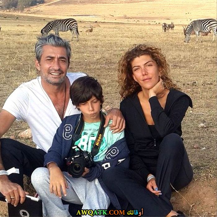 صورة عائلية للفنان اركان بيتيكايا مع ابنه وزوجته