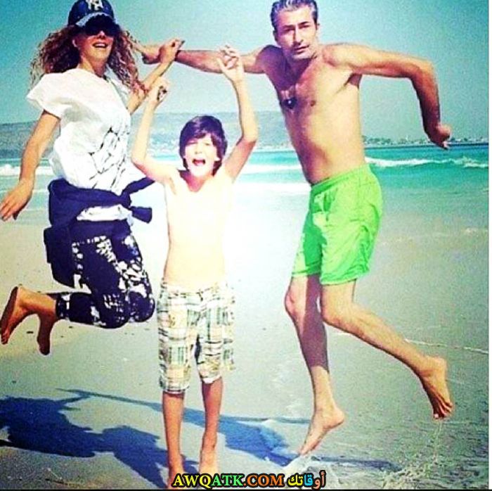 صورة مضحكة للفنان اركان بيتيكايا مع زوجته و ابنه
