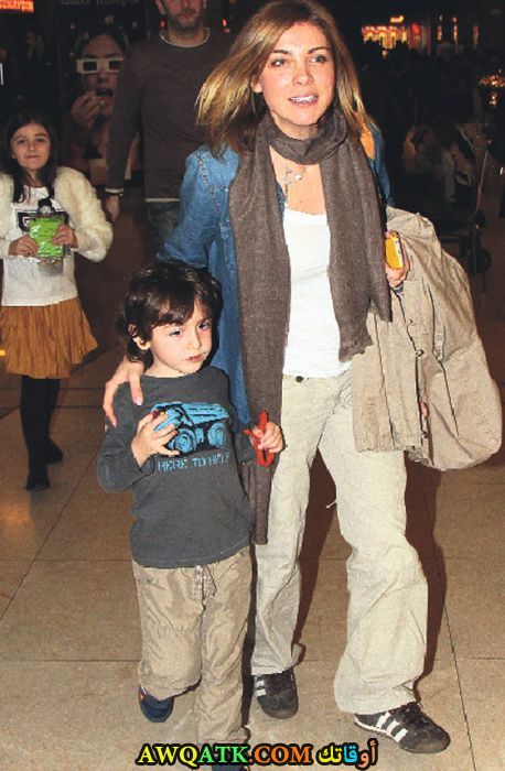 صورة عائلية للفنانة اوزجي اوزبيرك مع ابنها