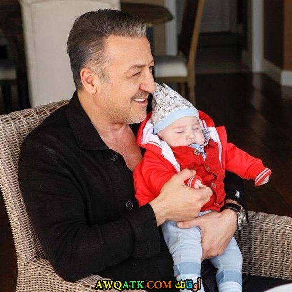 صورة عائلية للفنان باريش فالاي مع ابنه