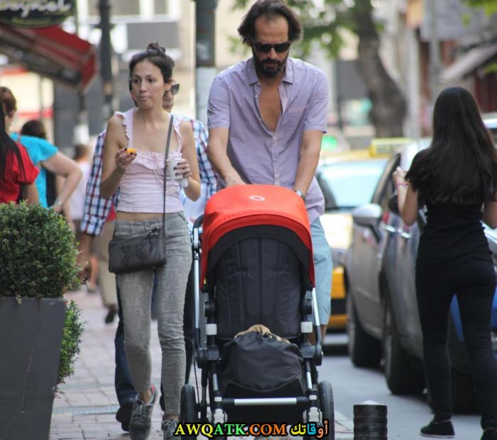 صورة الفنان التركي تيموشين ايسن وأولاده وزوجته