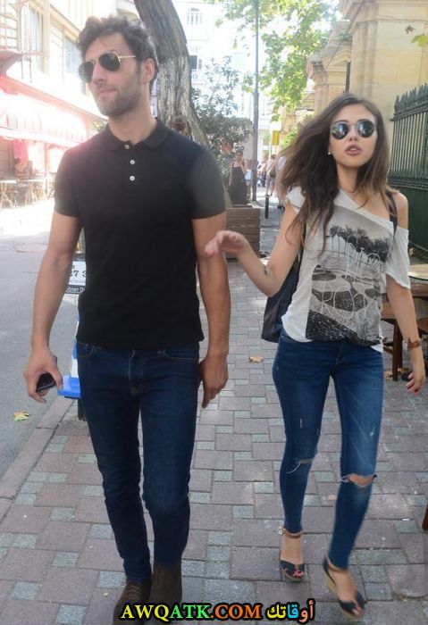 صورة للفنان جيهون منجر أوغلو وحبيبته