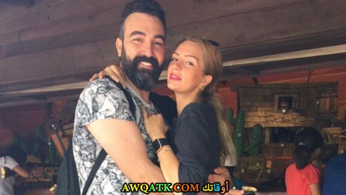 صورة عائلية للفنان التركي حسن كوشوكسيتين مع حبيبته