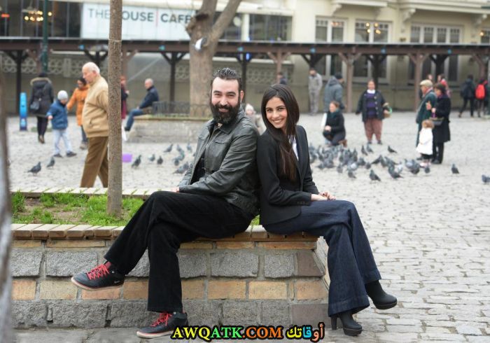 صورة الفنان التركي حسن كوشوكسيتين و حبيبته 