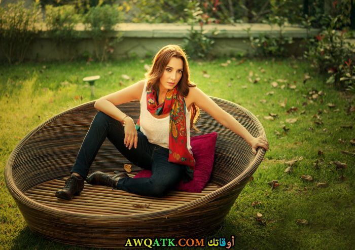 بوستر الفنانة التركية دولوناي سويسيرت