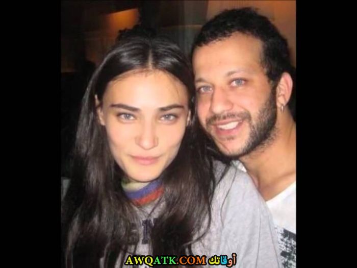 صورة عائلية للفنان التركي رضا كوجا اوغلو مع حبيبته