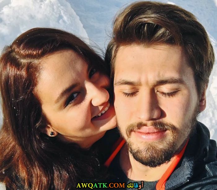 صورة عائلية للفنان التركي سرحان أونات مع حبيبته