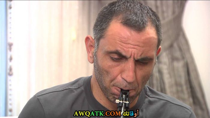 أحلى صورة للفنان غوركان أويغون وهو يعزف على الناي