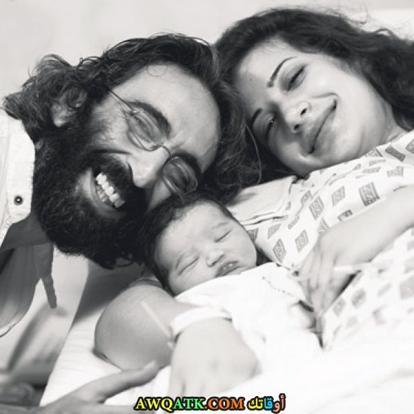 صورة عائلية للفنان فيرات تانيش مع ابنه وزوجته