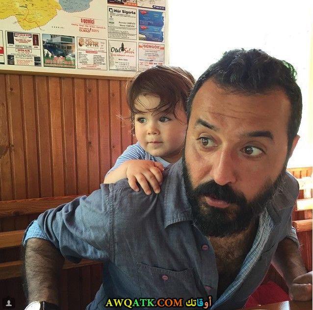 صورة الفنان التركي مصطفى أوستونداغ و ابنه 