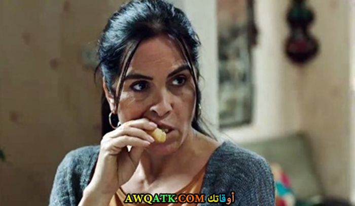 صورة الفنانة التركية نورسيل كوسيه داخل عمل