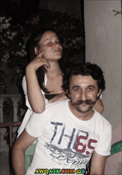 صورة عائلية للفنان التركي نيسيب ميميلي مع حبيبته